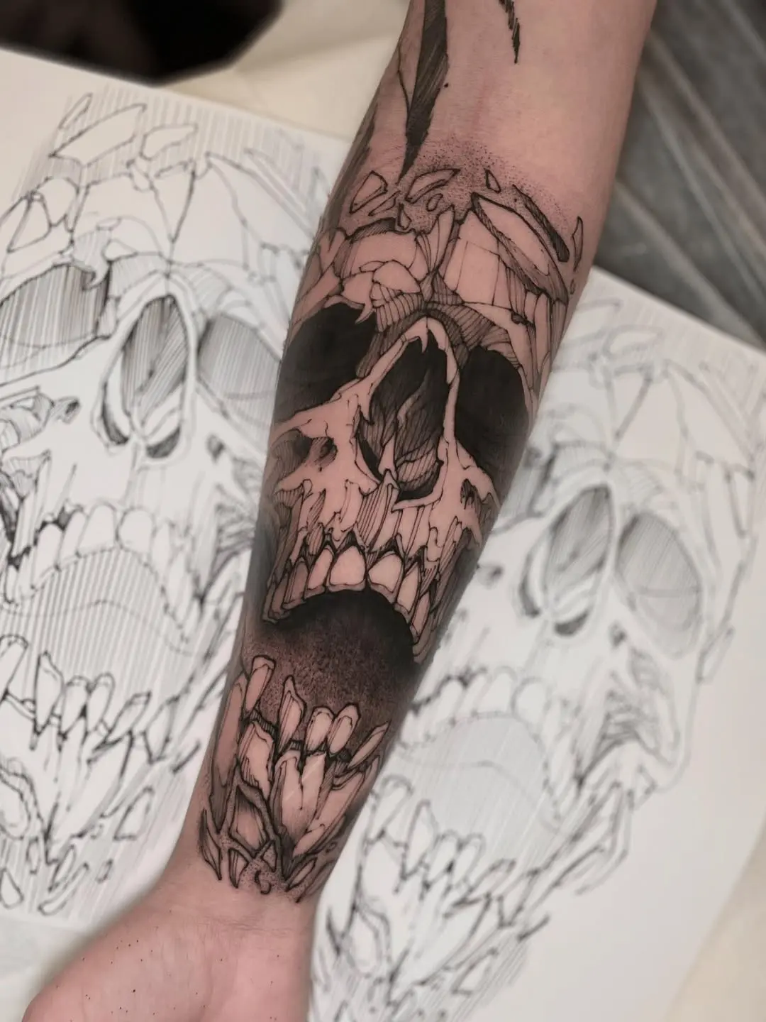 Tatuagem blackwork de caveira com garras no antebraço por Lukas Castro
