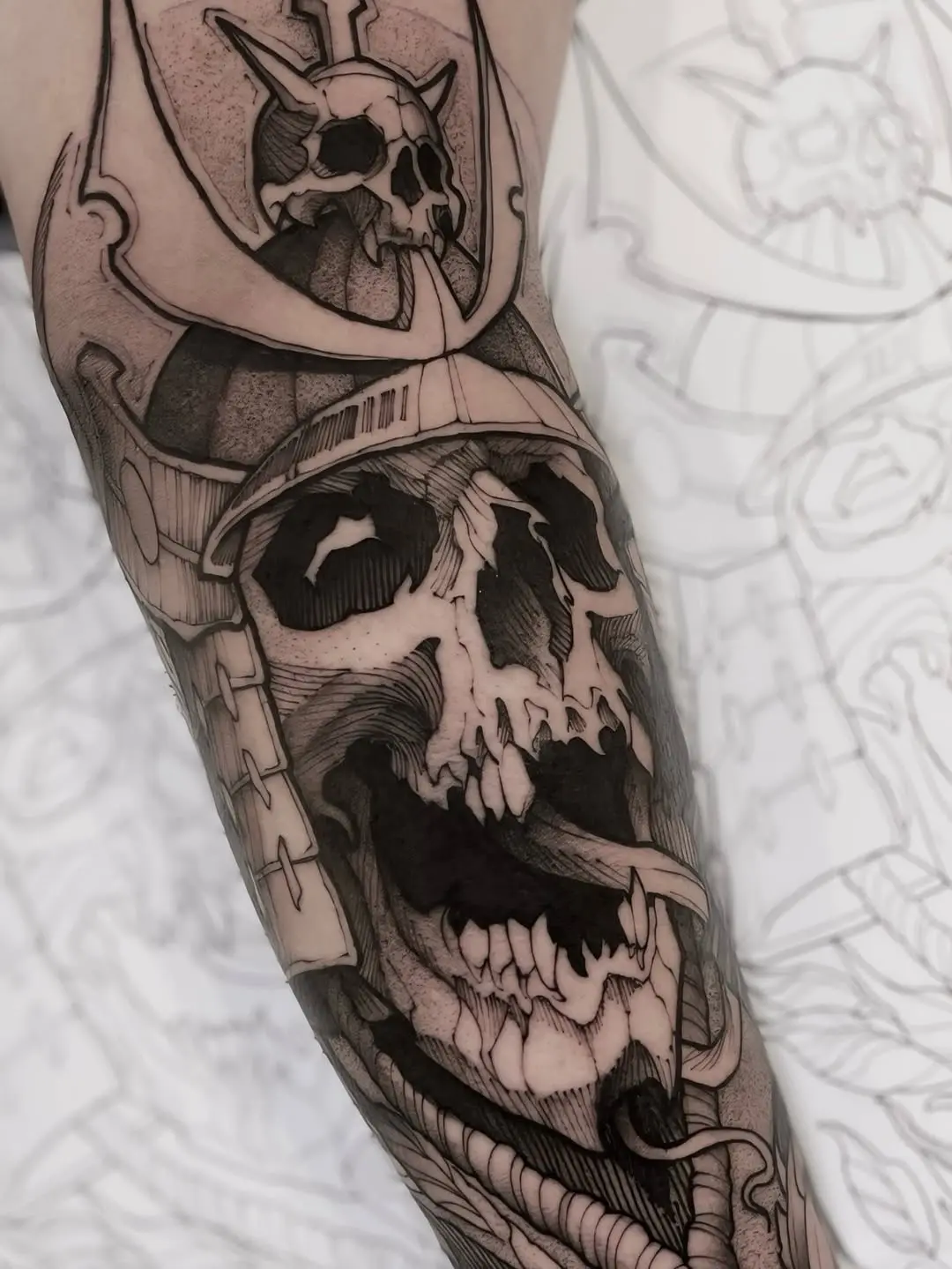 Tatuagem blackwork de caveira samurai com armadura no antebraço, estilo sketch por Lukas Castro